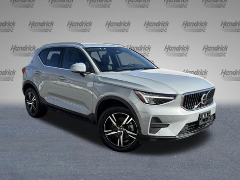 Used 2025 Volvo XC40 B5 Core image 2