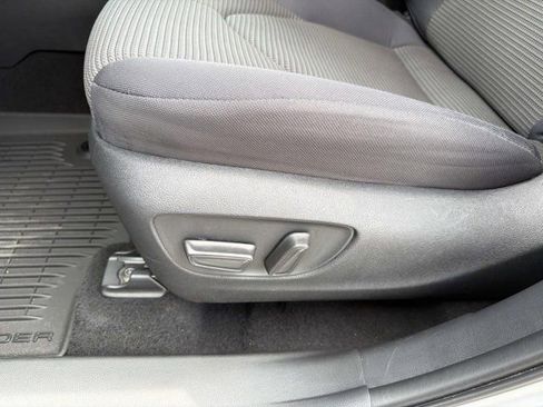 Used 2025 Toyota Highlander LE FWD image 10