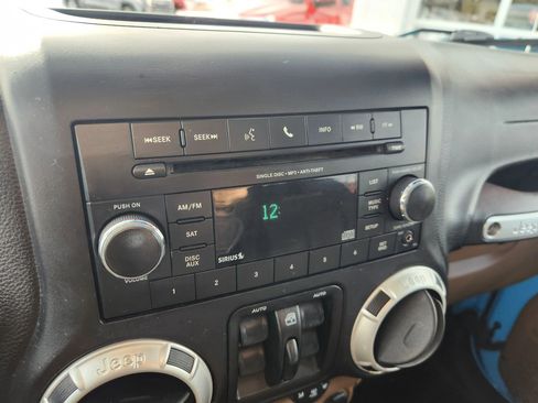 Used 2017 Jeep Wrangler Unlimited Sahara w/ Connectivity Group image 34