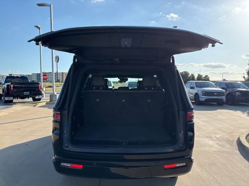 Used 2023 Jeep Wagoneer Series II AWD/4WD image 5