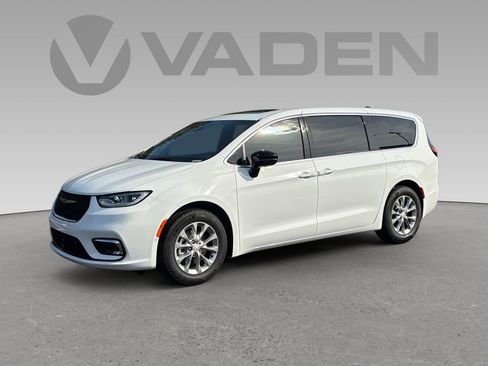 New 2026 Chrysler Pacifica Limited w/ Uconnect Theater Family Group image 20