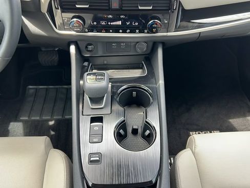 Used 2025 Nissan Rogue SL w/ SL Premium Package FWD image 15