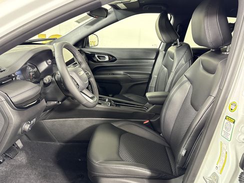 New 2026 Jeep Compass Latitude image 9