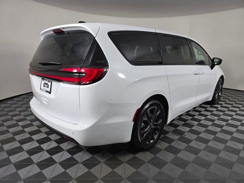New 2026 Chrysler Pacifica Select image 4