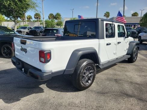 Certified 2025 Jeep Gladiator Sport AWD/4WD image 7
