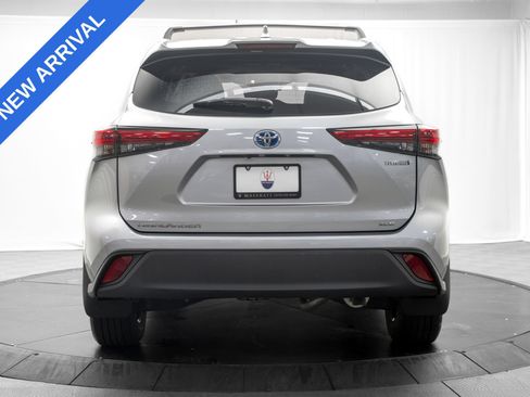 Used 2021 Toyota Highlander XLE AWD/4WD image 6