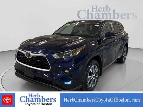 Used 2024 Toyota Highlander XLE AWD/4WD image 11
