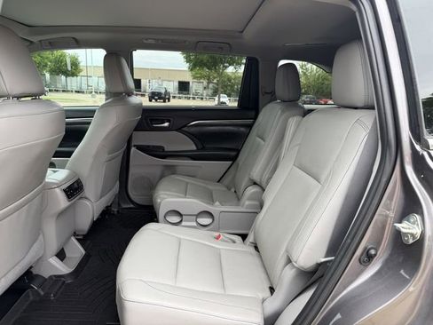 Used 2019 Toyota Highlander Limited Platinum FWD image 29