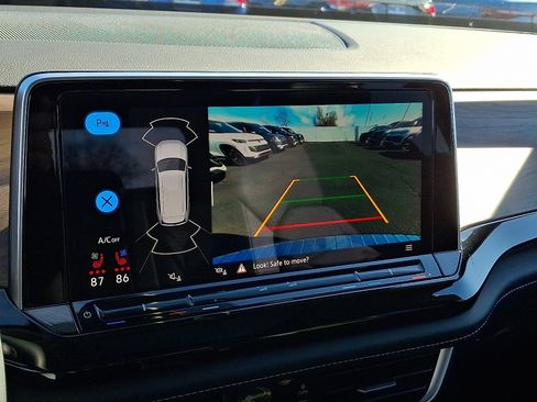 Used 2025 Volkswagen Atlas SE image 20