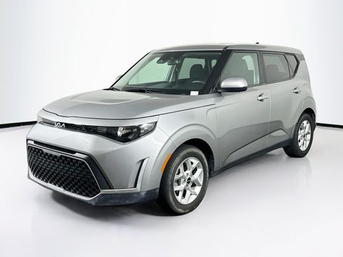 Used 2023 Kia Soul LX w/ LX Technology Package FWD image 3