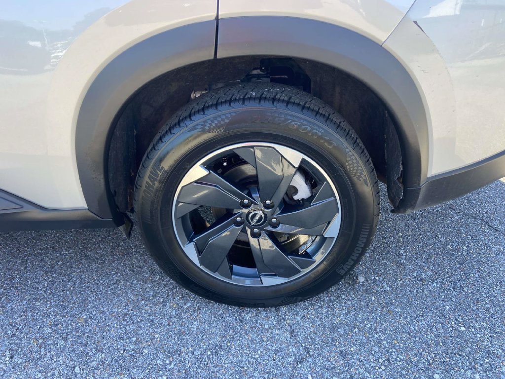 Used 2025 Nissan Rogue SV AWD/4WD image 9