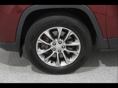 Used 2019 Jeep Cherokee Latitude Plus w/ Cold Weather Group AWD/4WD image 22