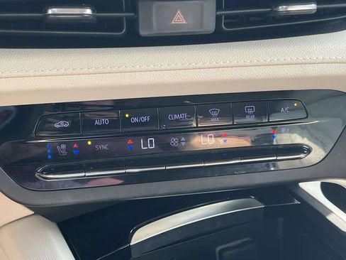 Used 2023 Buick Envision Avenir AWD/4WD image 33