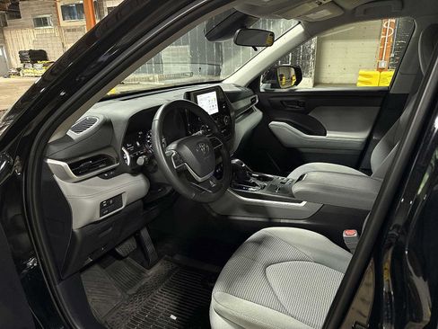 Used 2024 Toyota Highlander LE FWD image 29