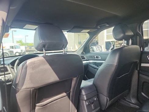 Used 2017 Ford Explorer XLT w/ Equipment Group 202A AWD/4WD image 23