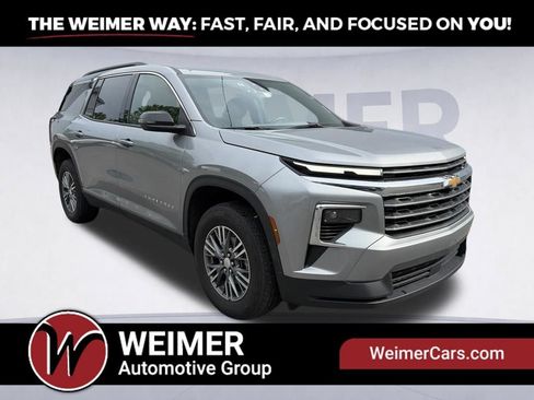 Used 2025 Chevrolet Traverse LT AWD/4WD image 3