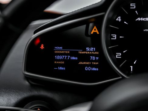 Used 2015 McLaren 650S Spider image 25