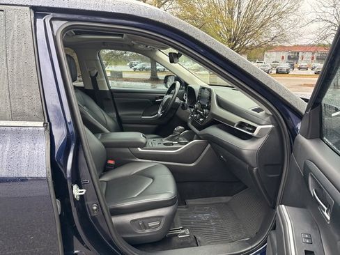 Used 2020 Toyota Highlander XLE image 12