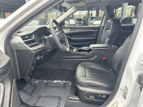 Used 2023 Jeep Grand Cherokee 4WD 4xe w/ Luxury Tech Group II image 10