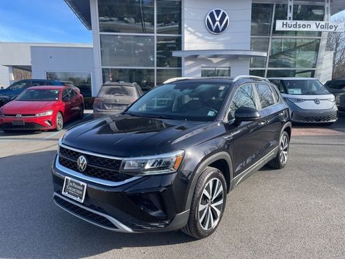 Certified 2022 Volkswagen Taos SE image 1