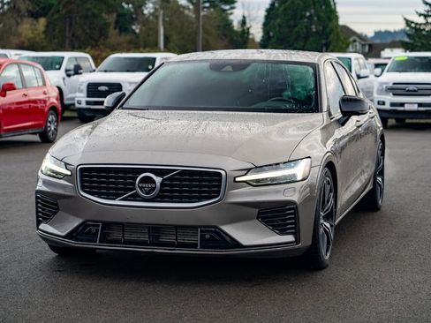 Used 2019 Volvo S60 T8 R-Design image 4