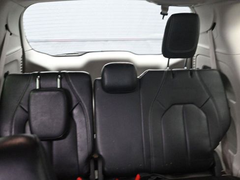 Used 2022 Chrysler Pacifica Touring-L image 13