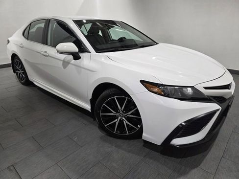 Used 2024 Toyota Camry SE image 7