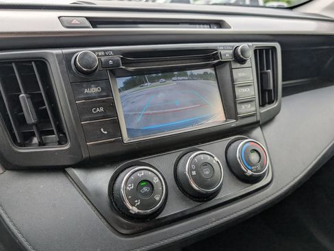Used 2018 Toyota RAV4 LE FWD image 9