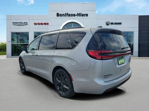 New 2026 Chrysler Pacifica Select w/ S Appearance Package image 3