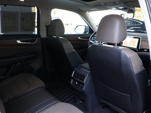 Used 2025 Volkswagen Atlas SEL AWD/4WD image 29