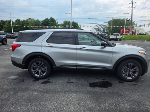 Used 2023 Ford Explorer XLT w/ Equipment Group 202A AWD/4WD image 6