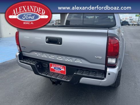 Used 2019 Toyota Tacoma TRD Sport image 6