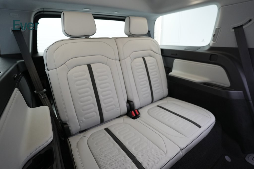 Used 2025 Rivian R1S Adventure Dual AWD/4WD image 25
