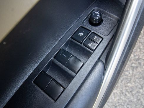 Used 2022 Toyota Corolla Cross L FWD image 11