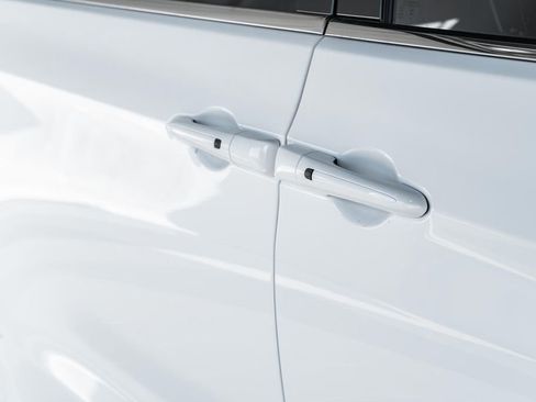 New 2026 Chrysler Pacifica Limited w/ Uconnect Theater Family Group image 16