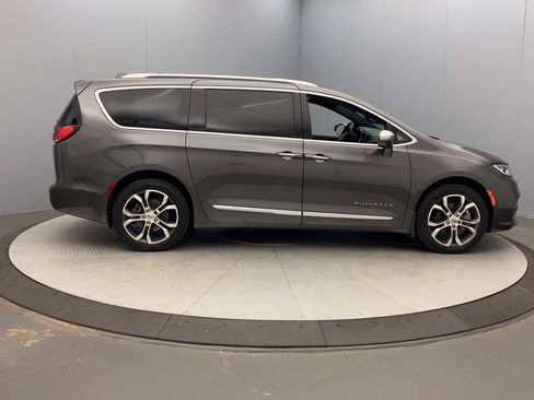 Used 2022 Chrysler Pacifica Pinnacle AWD/4WD image 6