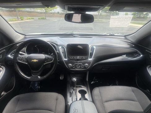 Used 2017 Chevrolet Malibu LT FWD image 9