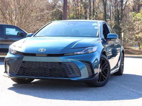 Used 2025 Toyota Camry SE image 1
