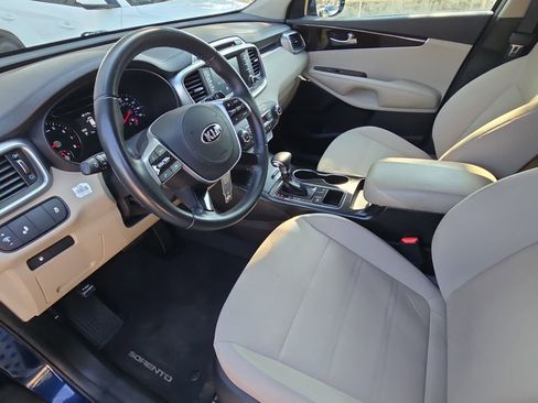 Used 2019 Kia Sorento LX w/ LX Convenience Package image 16