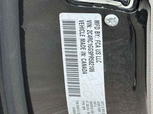 Used 2023 Chrysler Pacifica Limited FWD image 29