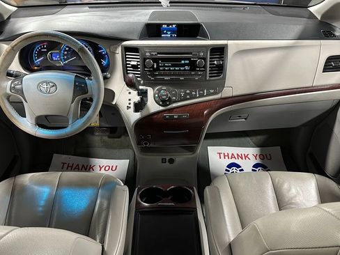 Used 2014 Toyota Sienna XLE image 22