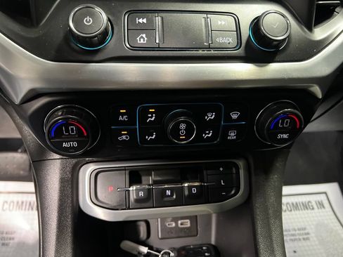 Used 2020 GMC Acadia SLE w/ Driver Convenience Package FWD image 30