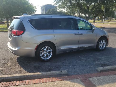 Used 2017 Chrysler Pacifica Touring-L w/ Tire & Wheel Group image 4