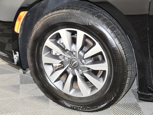Used 2024 Chrysler Pacifica Limited FWD image 51