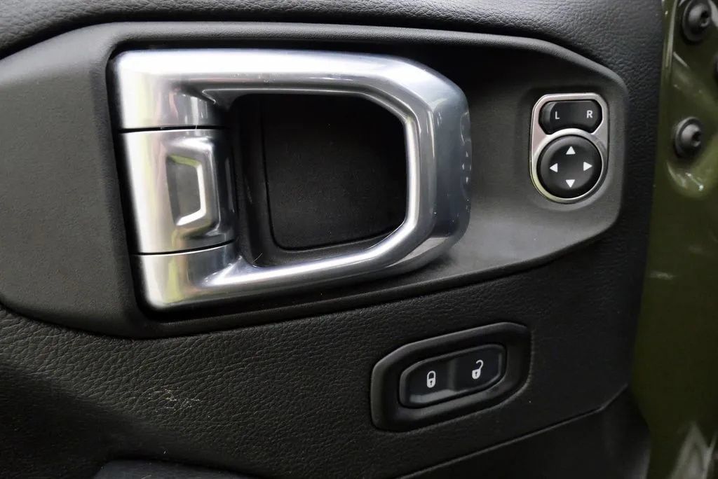 Used 2022 Jeep Wrangler Unlimited Sahara AWD/4WD image 13