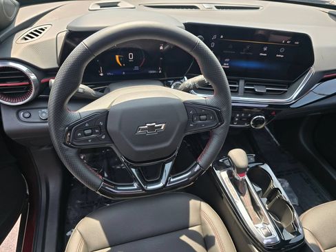Used 2025 Chevrolet Trax RS w/ Sunroof Package FWD image 18