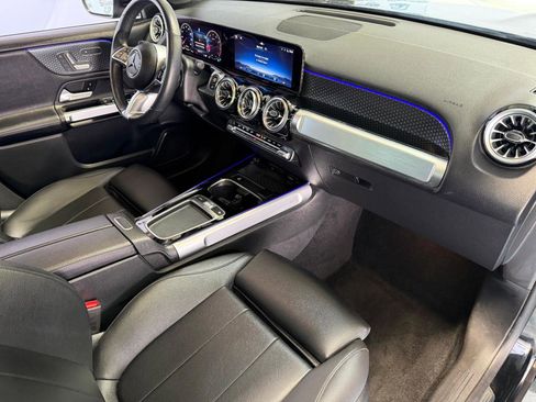 Used 2025 Mercedes-Benz GLB 250 4MATIC image 29