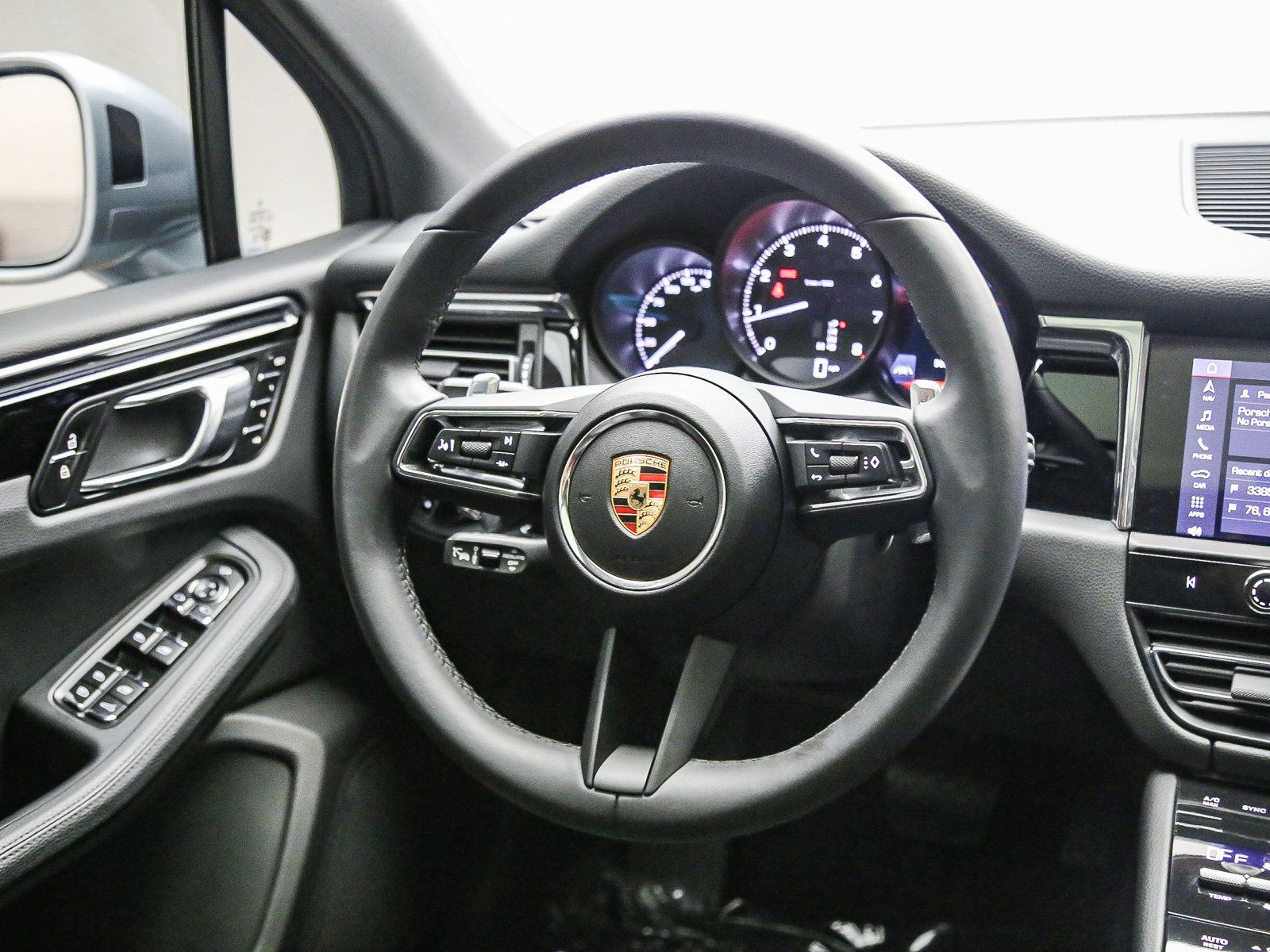 Certified 2025 Porsche Macan AWD/4WD image 19