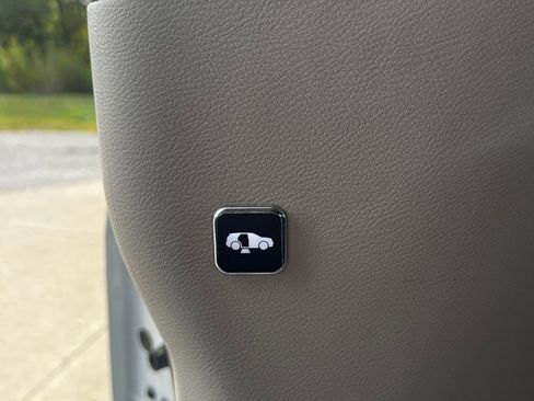 Used 2022 Chrysler Voyager LX image 29