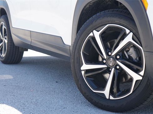 Used 2021 Chevrolet TrailBlazer RS w/ Technology Package FWD image 2
